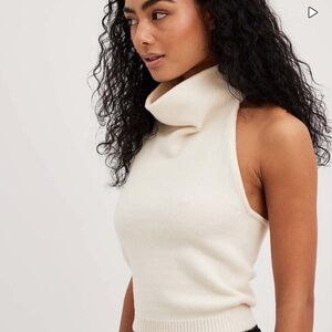 Chic Sleeveless Cream Turtleneck Sweater